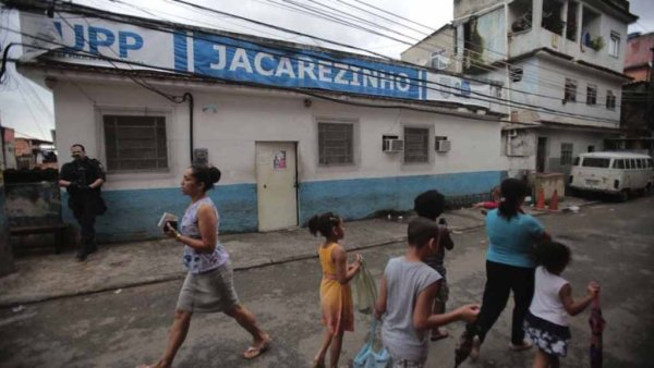 Com 7 mortos em 10 dias, moradores do Jacarezinho estocam comida e crianças perdem aulas 