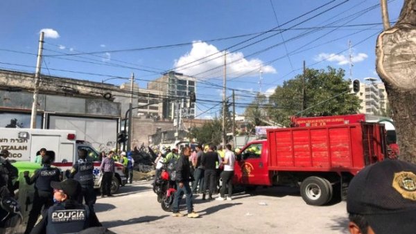 Costureiras presas sob os escombros na Colonia Obrera no México 