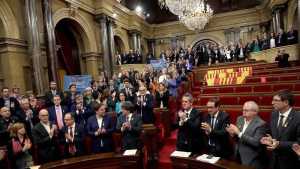 O Parlamento catalão votou constituir uma república independente 