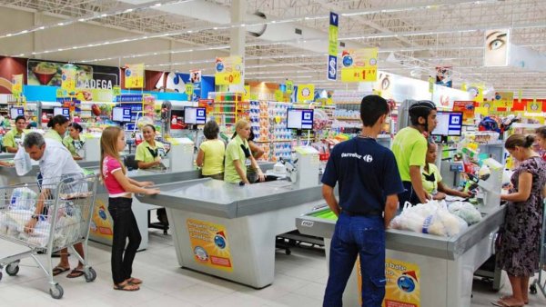 Trabalhadores do Carrefour são demitidos por entrarem em greve pelos seus direitos