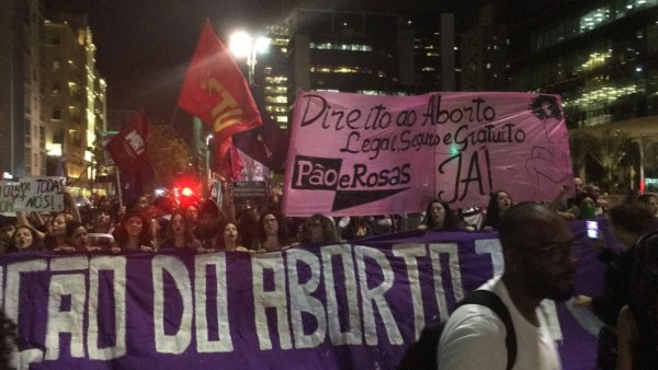 Ato em São Paulo reúne centenas de mulheres exigindo direito ao aborto seguro e gratuito