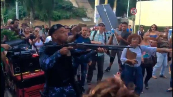 Guarda Municipal usa armas e gás contra protesto de professores em Salvador