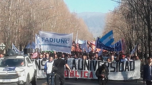 Massiva mobilização pela educação pública em Mendoza
