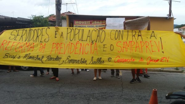 Professores dialogam com população de Tremembé para massificar a greve contra o Sampaprev