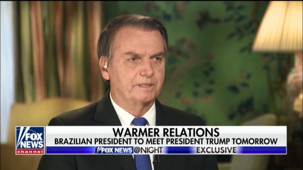 Bolsonaro diz apoiar o atroz muro de Trump contra os imigrantes latinos