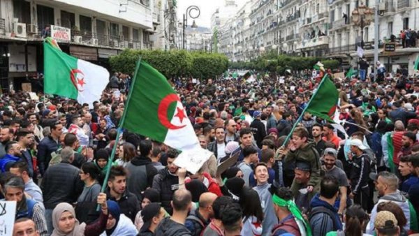 Multidão de estudantes voltam às ruas da Argélia em protestos massivos