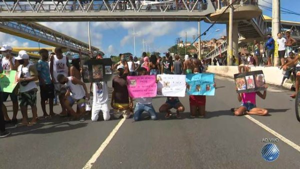 Em Salvador: população protesta contra assassinato de dois jovens pela polícia