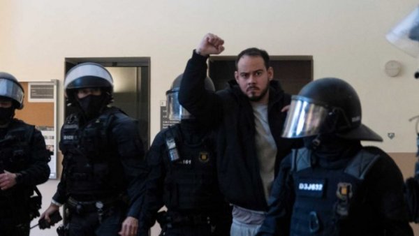 Em ato de censura, rapper espanhol Pablo Hasél é preso por criticar a monarquia e a polícia