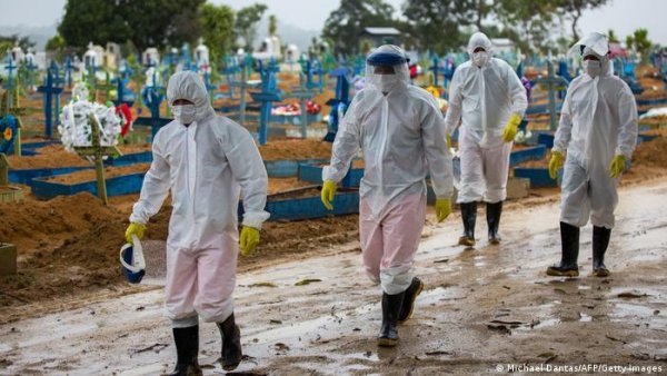 Brasil é 2º país em número de mortes e vive o pior momento da pandemia