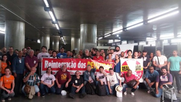 Manifestação contra demissões no Metrô percorre ruas do centro em São Paulo