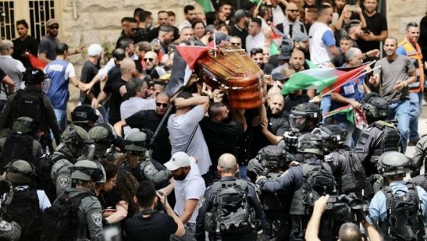 Depois de assassinar, Exército de Israel reprime funeral de jornalista Shireen Abu Akleh