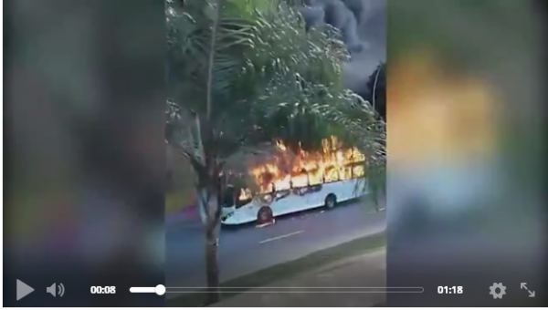 Homem morre por bala perdida no Rio e moradores queimam dois ônibus em protesto.