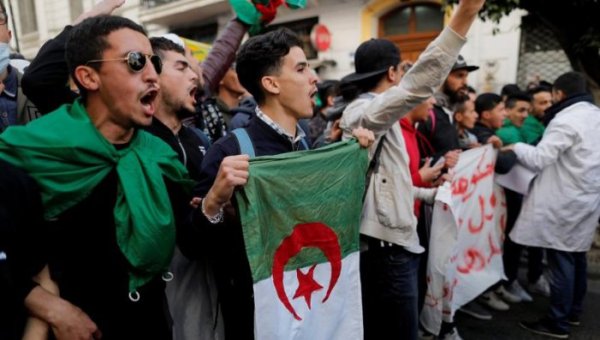 A juventude argelina não abandona as ruas e luta por mais