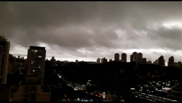 Céu escurece em São Paulo às 15h e queimadas podem ser a explicação