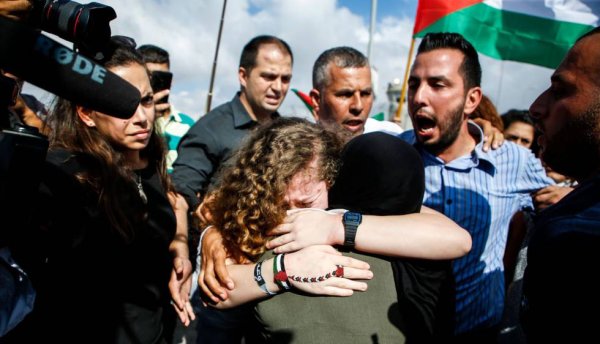Ahed Tamimi, ícone da resistência palestina, é libertada da prisão israelense