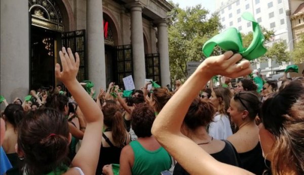 Apoio internacional ao aborto legal na Argentina começa com pañuelazo na Espanha