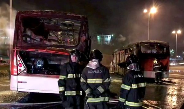 Polícia assassina jovem e moradores protestam com ônibus queimados na Região Oeste de SP