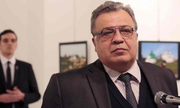 URGENTE: Embaixador russo é assassinado na Turquia