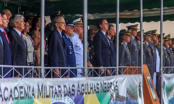 Bolsonaro defende que as Forças Armadas não tenham teto de gastos com repressão e privilégios