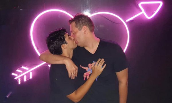 Por um beijo, casal sofre homofobia e é agredido por motorista de aplicativo e por PM