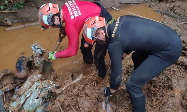 Deslizamento de encosta soterrou 5 familiares que desviavam da interdição da BR-040 em Minas