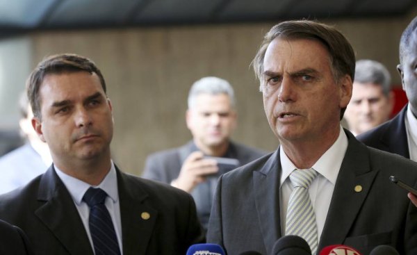 Bolsonaro, o defensor das milícias que declara "guerra ao crime organizado"