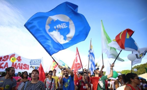 TSE aceita pedido de Bolsonaro e censura campanha da UNE