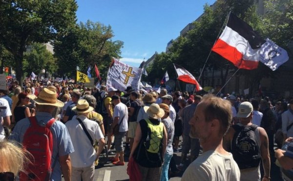 Em Berlim, 20 mil manifestantes antivacina e neonazistas fizeram manifestação