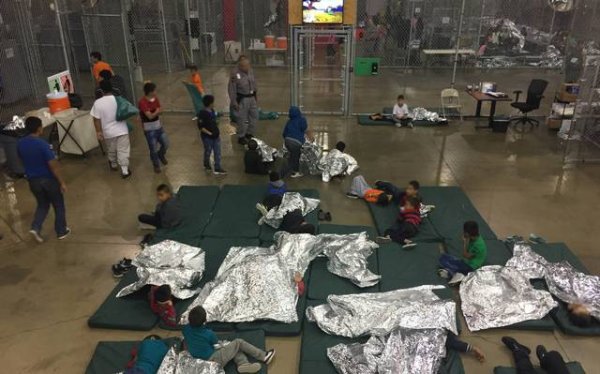 Trump leva crianças a dormirem no chão em gaiolas de metal, separadas dos pais