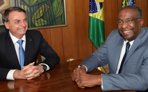 Exposto ao ridículo por fraudes no currículo, ministro de Bolsonaro pede demissão com 5 dias no cargo
