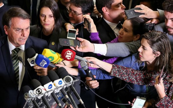 Após ameaça de "encher de porrada", Bolsonaro ofende outro jornalista em MG: "otário!"