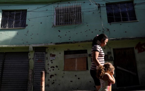 Guerra ao tráfico mata população dos morros e leva moradores a fortificar casas no Rio