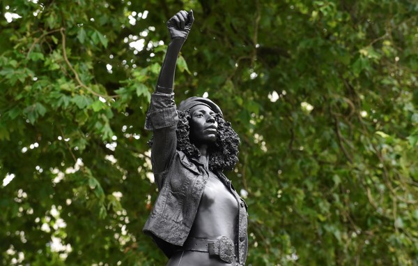 Estátua de manifestante negra é removida pelo prefeito de Bristol, na Inglaterra