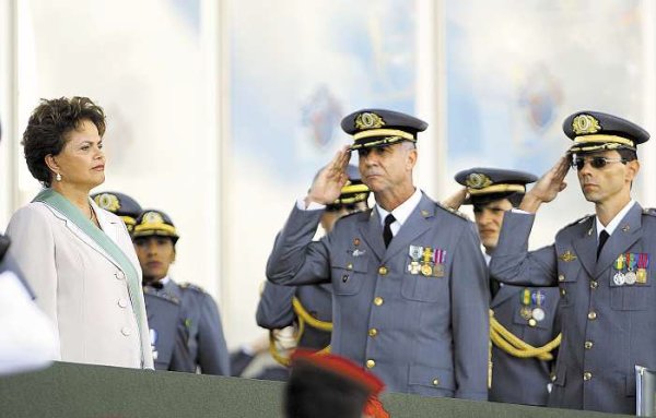 Após polêmica, Dilma devolverá competências aos militares