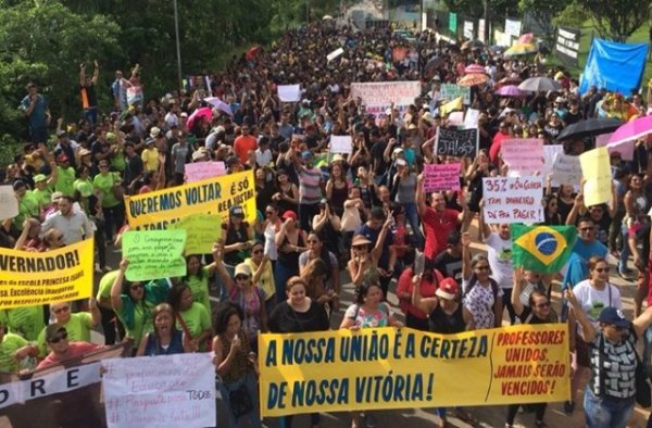 Professores estaduais do AM vencem greve e conquistam 27% depois de 4 anos sem reajuste