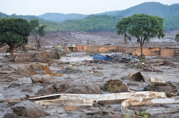 População de Minas Gerais sofre por contaminação da água após tragédia