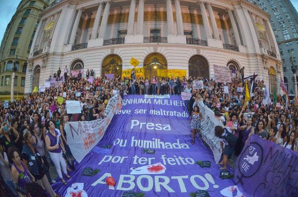 Deputados querem votar projeto que criminaliza aborto até em casos de estupro