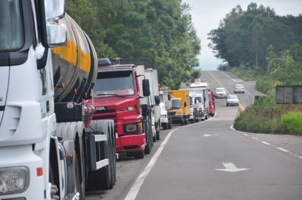 Caminhoneiros seguem parando rodoviais pelo país contra o aumento dos combustíveis