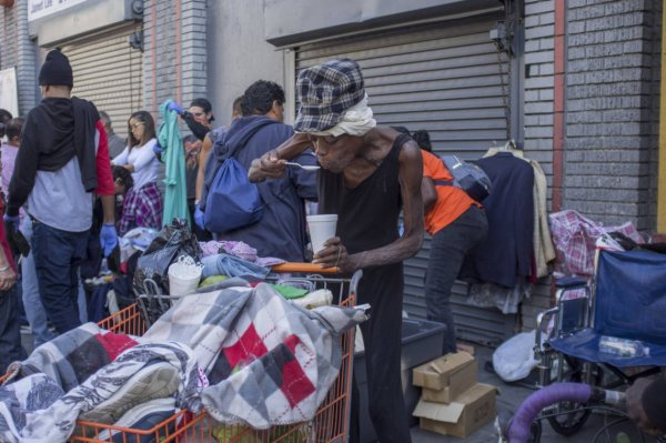 Capitalismo deu certo: Em Los Angeles número de moradores de rua aumenta 23% em um ano
