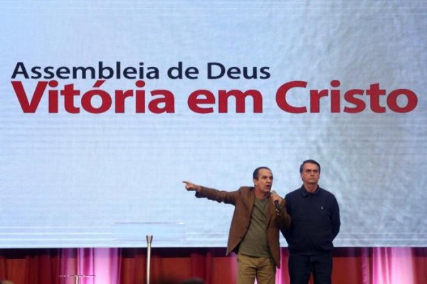Bolsonaro, obscurantismo da bancada da Bíblia, e a urgente separação da Igreja e do Estado