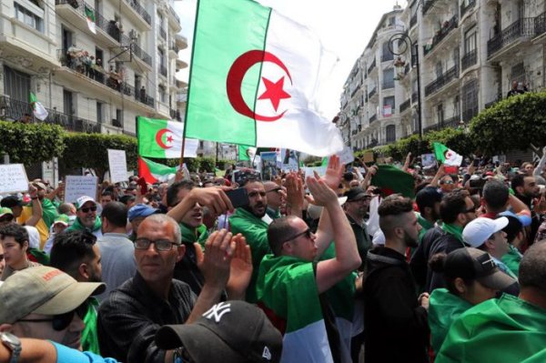 A morte na prisão de um ativista marca a 15ª sexta-feira dos protestos na Argélia