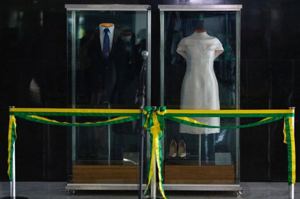 Prioridades do governo: Bolsonaro inaugura exposição com as vestes da sua cerimônia de posse