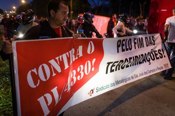 Metalúrgicos de São José protestam contra a liberação das terceirizações