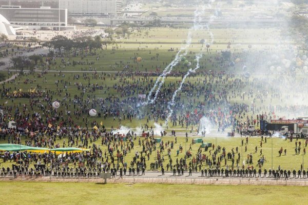 Repressão e resistência: 40 imagens e vídeos da luta contra Temer e as reformas em Brasília