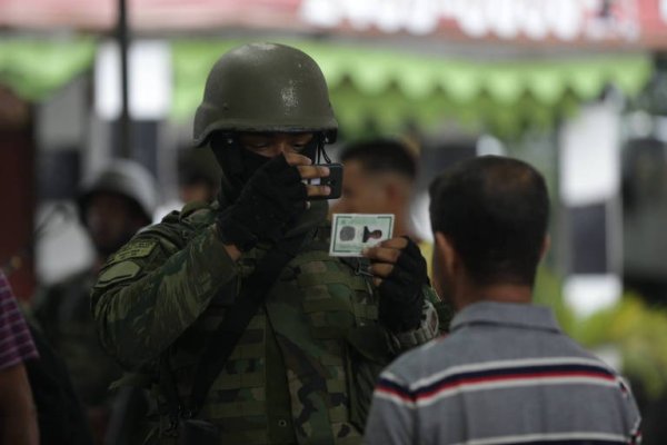 Exército expulsa jornalistas e impede moradores de saírem de casa sem serem fotografados