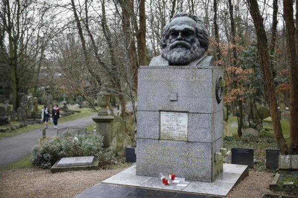 Extrema-direita ataca túmulo de Marx em Londres: medo do legado revolucionário
