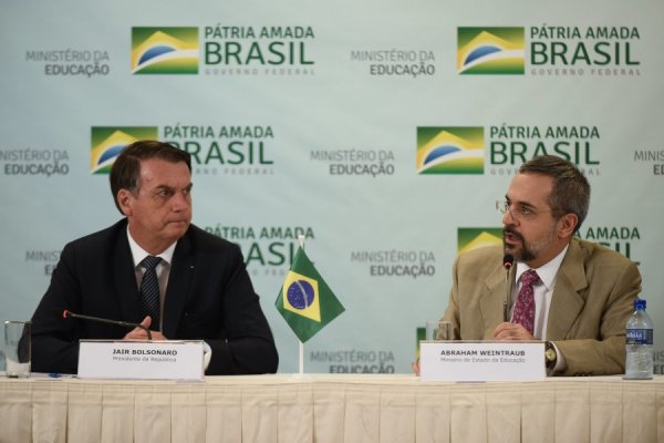 Com previdência encaminhada, MEC e Bolsonaro miram mais cortes na educação