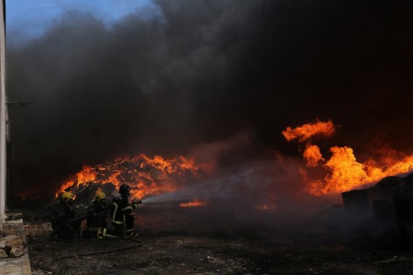 Incêndio atinge indústria de materiais de borracha na Grande São Paulo