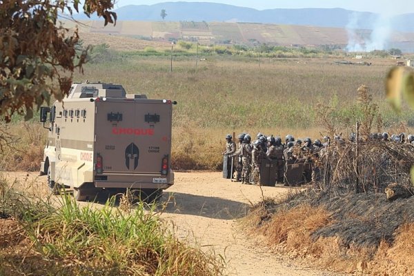 Com helicópteros e caveirão, Zema e PM despejam violentamente famílias do Quilombo Campo Grande