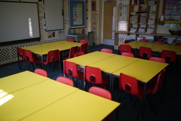 Relatório aponta que abertura das escolas na Inglaterra acelerou a disseminação de COVID